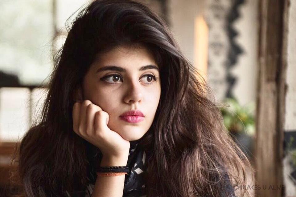 Sanjana Sanghi Wallpaper